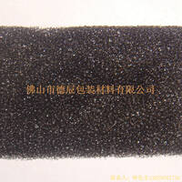 過濾海綿也稱網(wǎng)狀海綿，爆破海綿。聚氨酯過濾海綿由普通開孔軟泡高溫爆破開孔加工而成，爆破除掉了泡沫網(wǎng)絡(luò)之間原有的氣泡膜，得到了主體骨架網(wǎng)狀結(jié)構(gòu)。
過濾海綿的空隙率高達(dá)97%，具有優(yōu)異的透氣性、良好的柔軟性和較高的機(jī)械強(qiáng)度。
